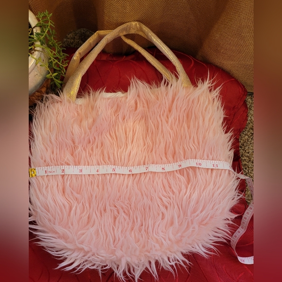 Pink fuzzy purse - Picture 3 of 10